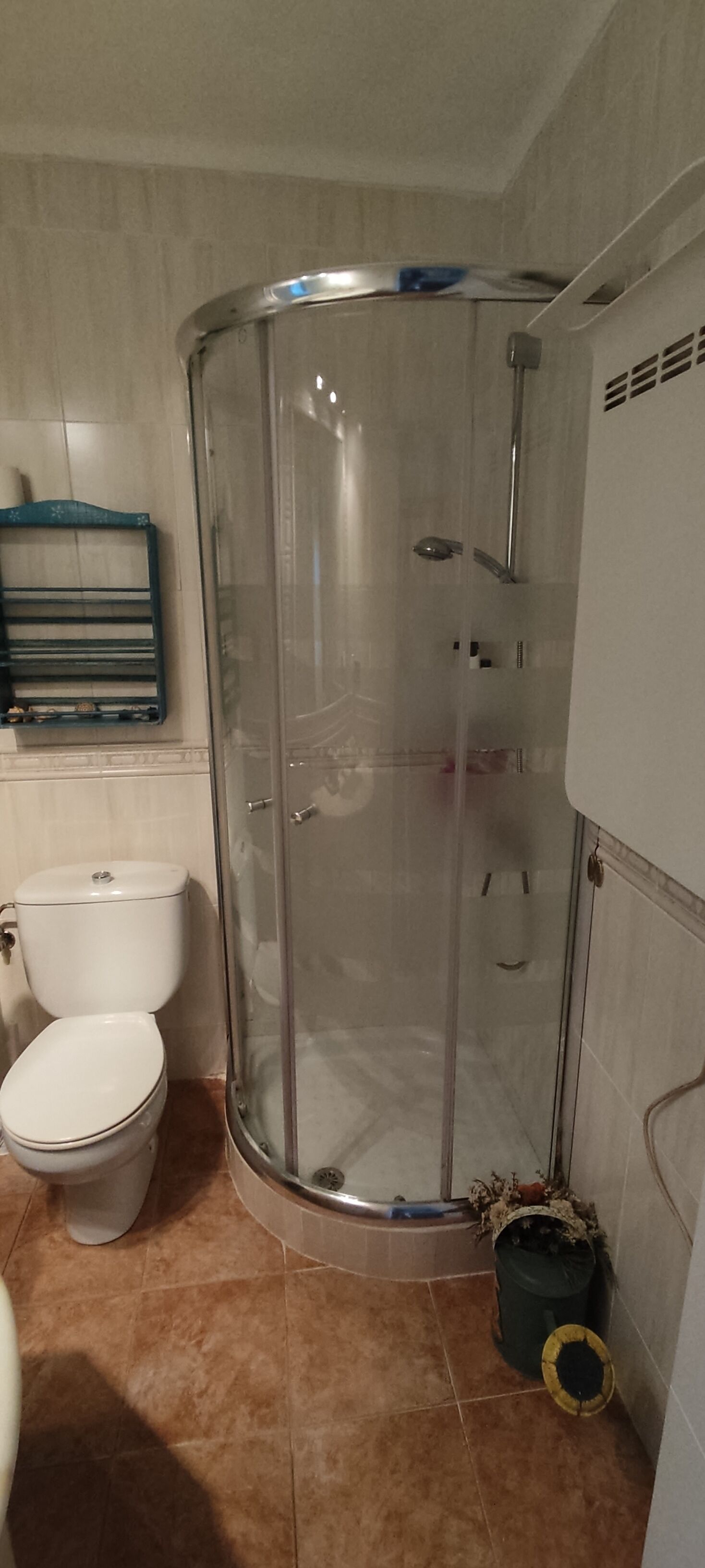 Een douche, een haardroger, handdoeken, zeep