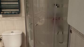 Een douche, een haardroger, handdoeken, zeep