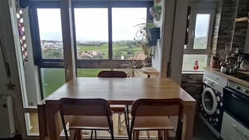 Een oven, een kookplaat, een vaatwasser