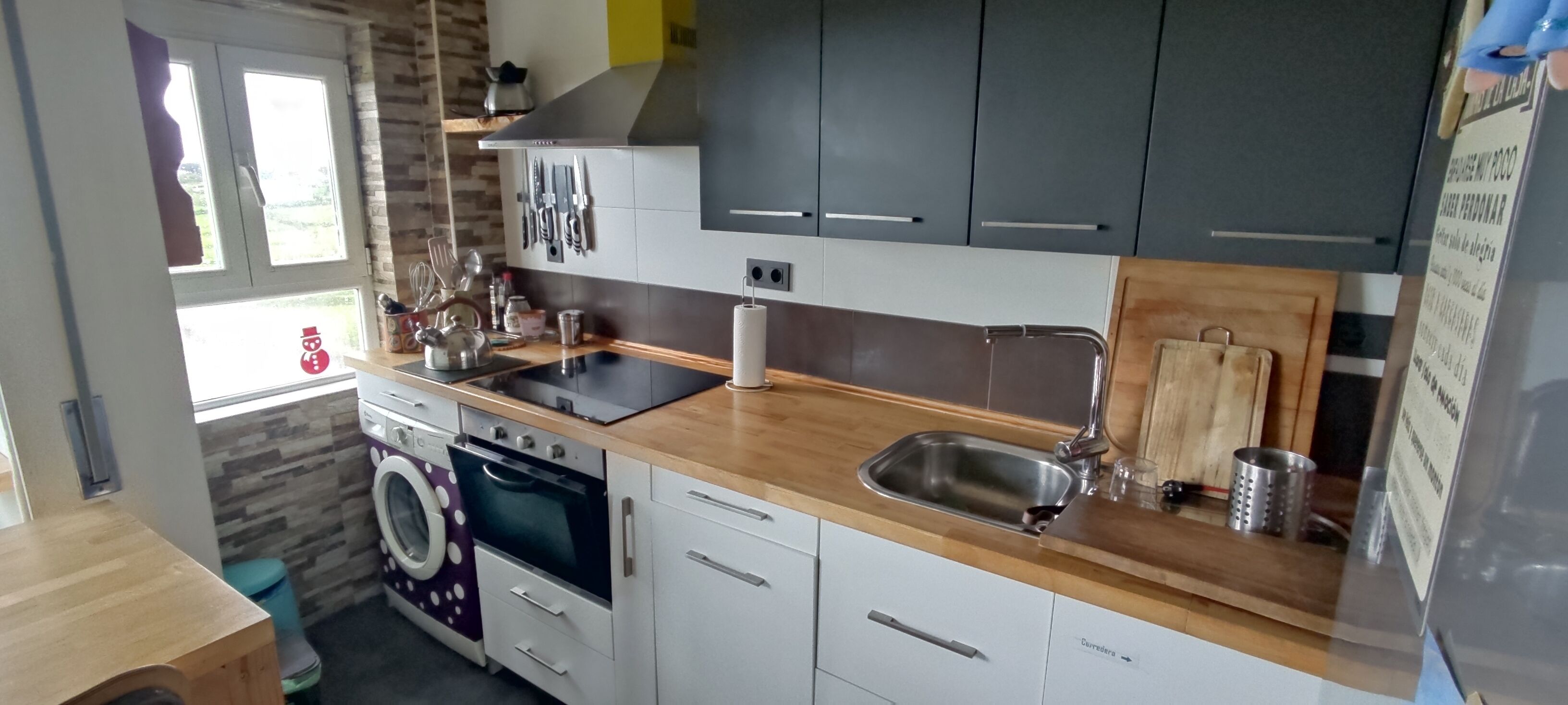 Een oven, een kookplaat, een vaatwasser