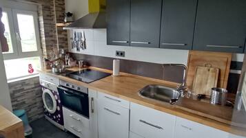 Een oven, een kookplaat, een vaatwasser