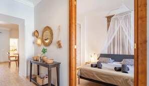 Tabla de planchar con plancha, wifi, ropa de cama