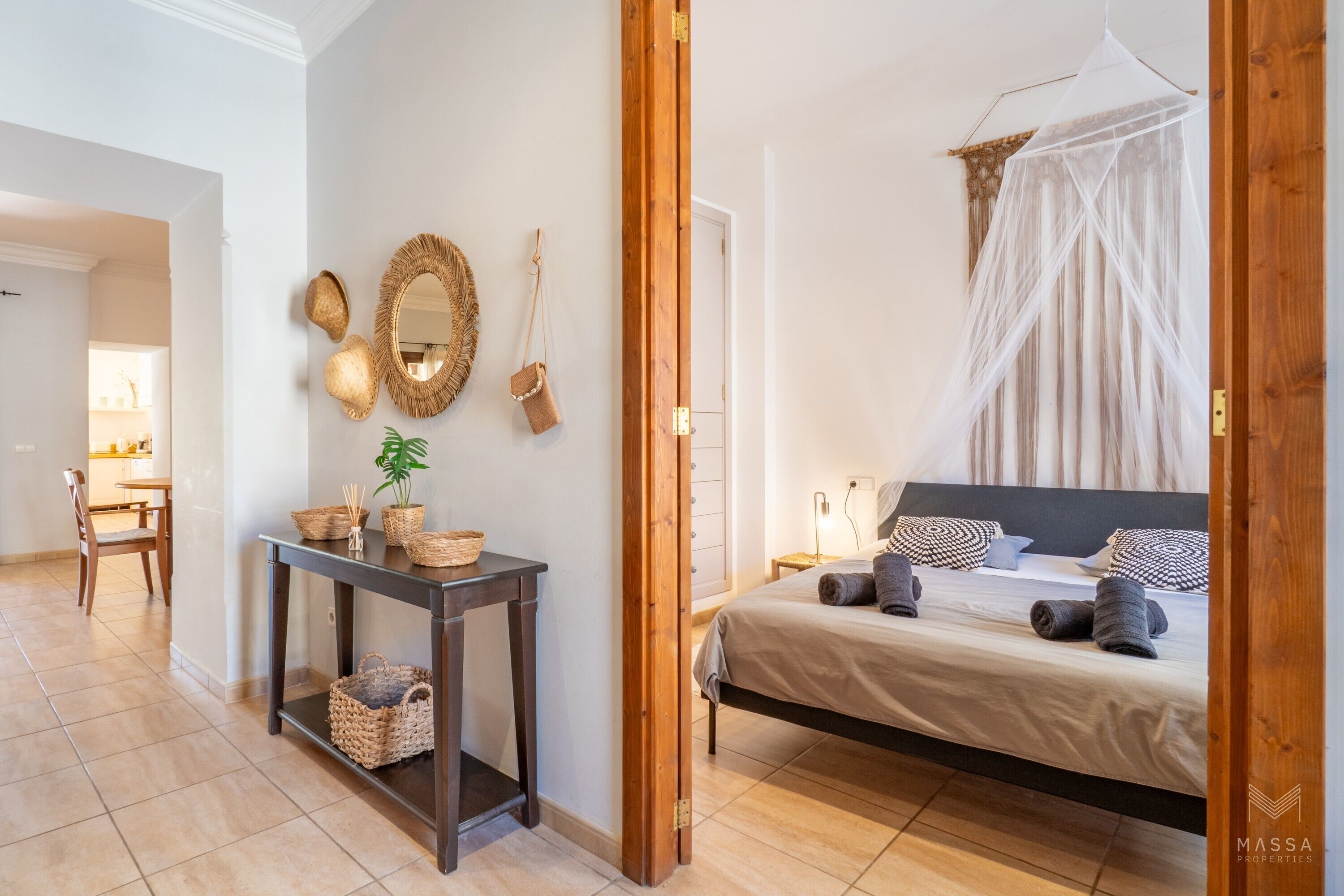 Tabla de planchar con plancha, wifi y ropa de cama 