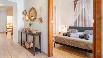 Tabla de planchar con plancha, wifi y ropa de cama