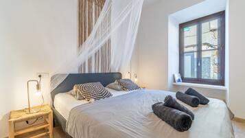 Iron/ironing board, WiFi, bed sheets