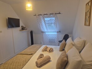 1 bedroom, free WiFi, bed sheets - Chez Ninie - Bed and breakfast Monts d'Arrée,Le Cloître-Saint-Thégonnec Finistère (Le Cloître-Saint-Thégonnec)