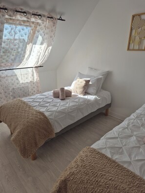 1 bedroom, free WiFi, bed sheets - Chez Ninie - Bed and breakfast Monts d'Arrée,Le Cloître-Saint-Thégonnec Finistère (Le Cloître-Saint-Thégonnec)