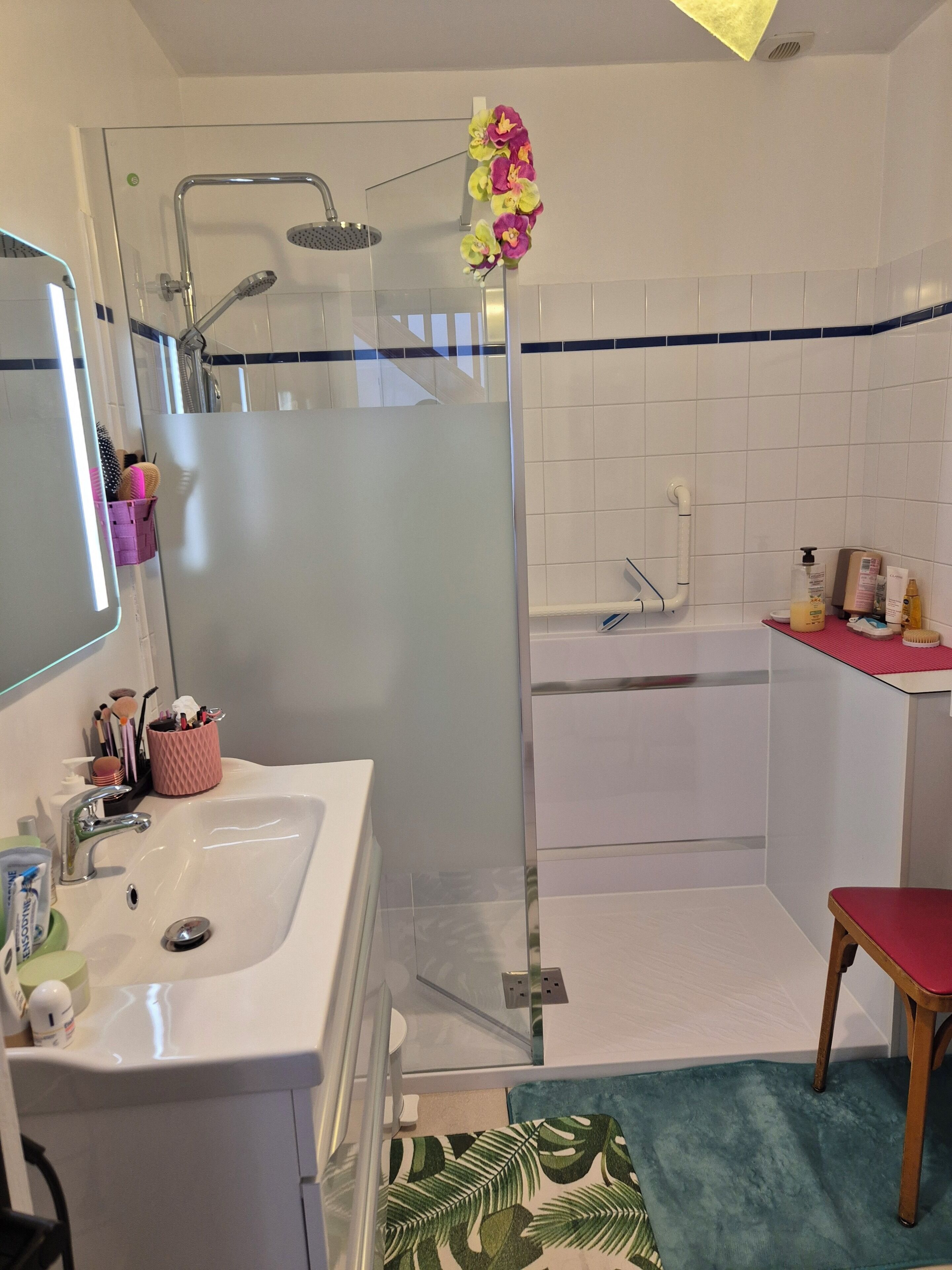 Dusche, Haartrockner, Handtücher, Toilettenpapier