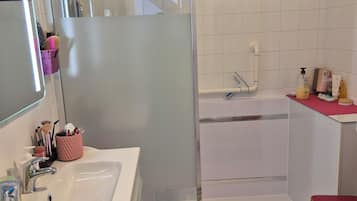 Dusche, Haartrockner, Handtücher, Toilettenpapier