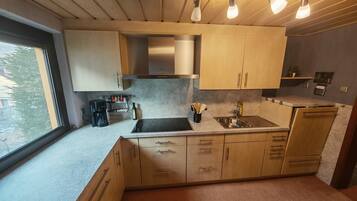 Mikrowelle, Ofen, Wasserkocher, Kochgeschirr/Geschirr/Besteck