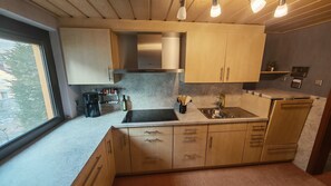 Mikrowelle, Ofen, Wasserkocher, Kochgeschirr/Geschirr/Besteck