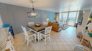 Dining - Spacious 2085 w/Beach Service (Destin)