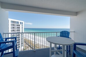 Outdoor dining - Remodeled Gulf Front Shoreline 2104 (Destin)