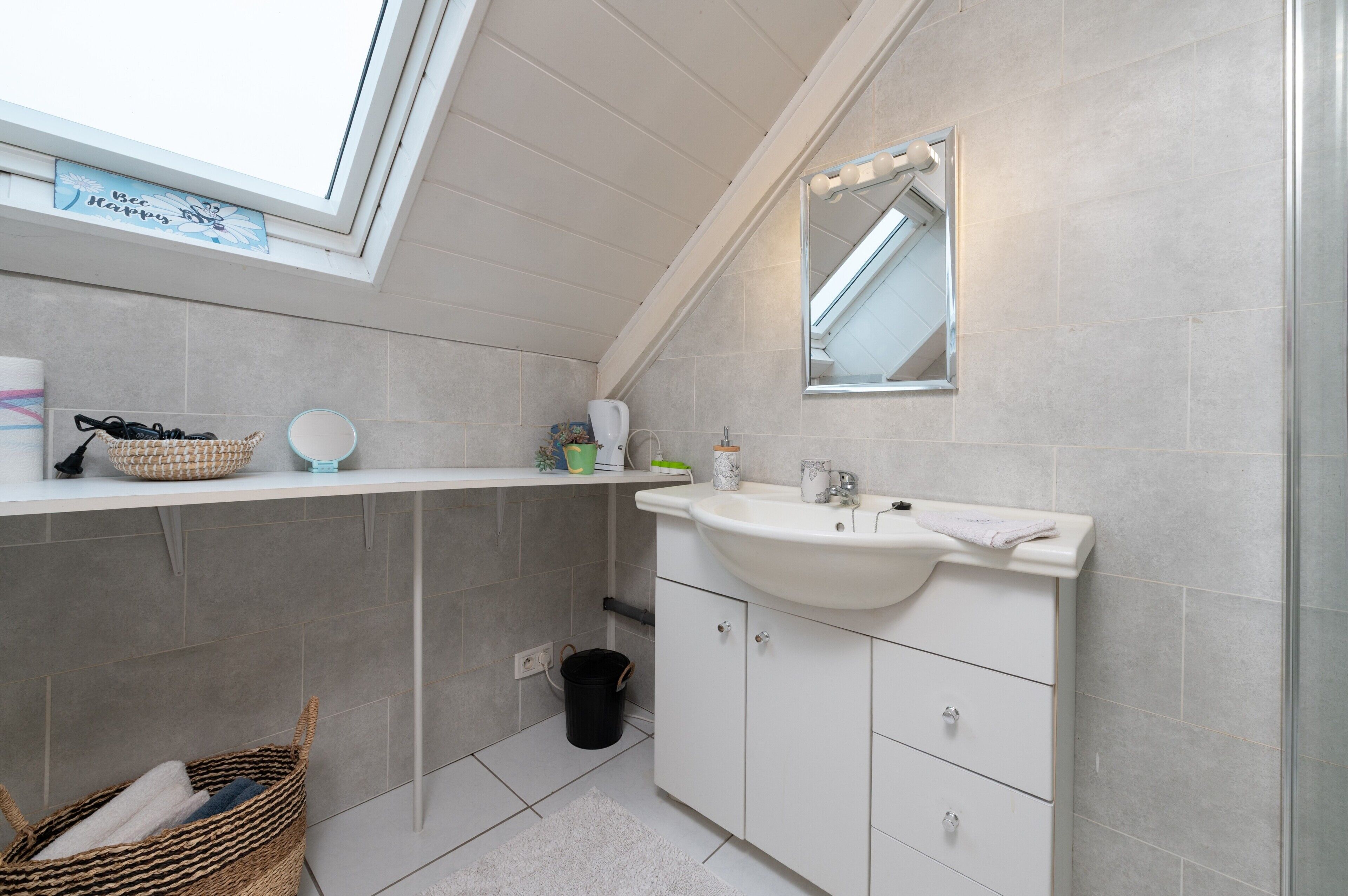 Douche, sèche-cheveux, serviettes fournies