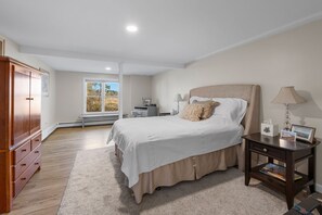 1 chambre, bureau, fer et planche à repasser, lit de bébé portatif