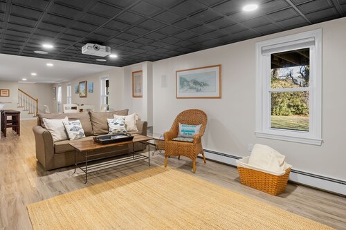 Marsh View 4 You: Spacious Retreat, near Beach, Salt Marsh View: Backyard Oasis