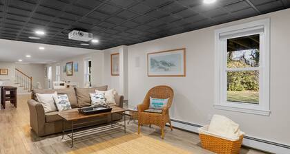 Marsh View 4 You: Spacious Retreat, near Beach, Salt Marsh View: Backyard Oasis