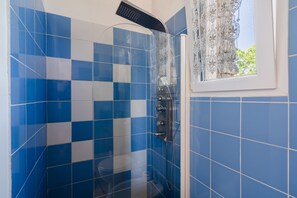 Douche, sèche-cheveux, serviettes fournies
