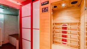 Een sauna met een houten bank, een bedieningspaneel en een betegelde wand.