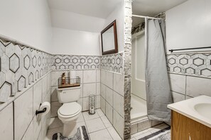 Een haardroger, handdoeken