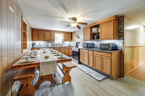 Réfrigérateur, four à micro-ondes, surface de cuisson, lave-vaisselle