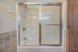 Shower, towels - Loafers Lodge - Channel Home (North Myrtle Beach)