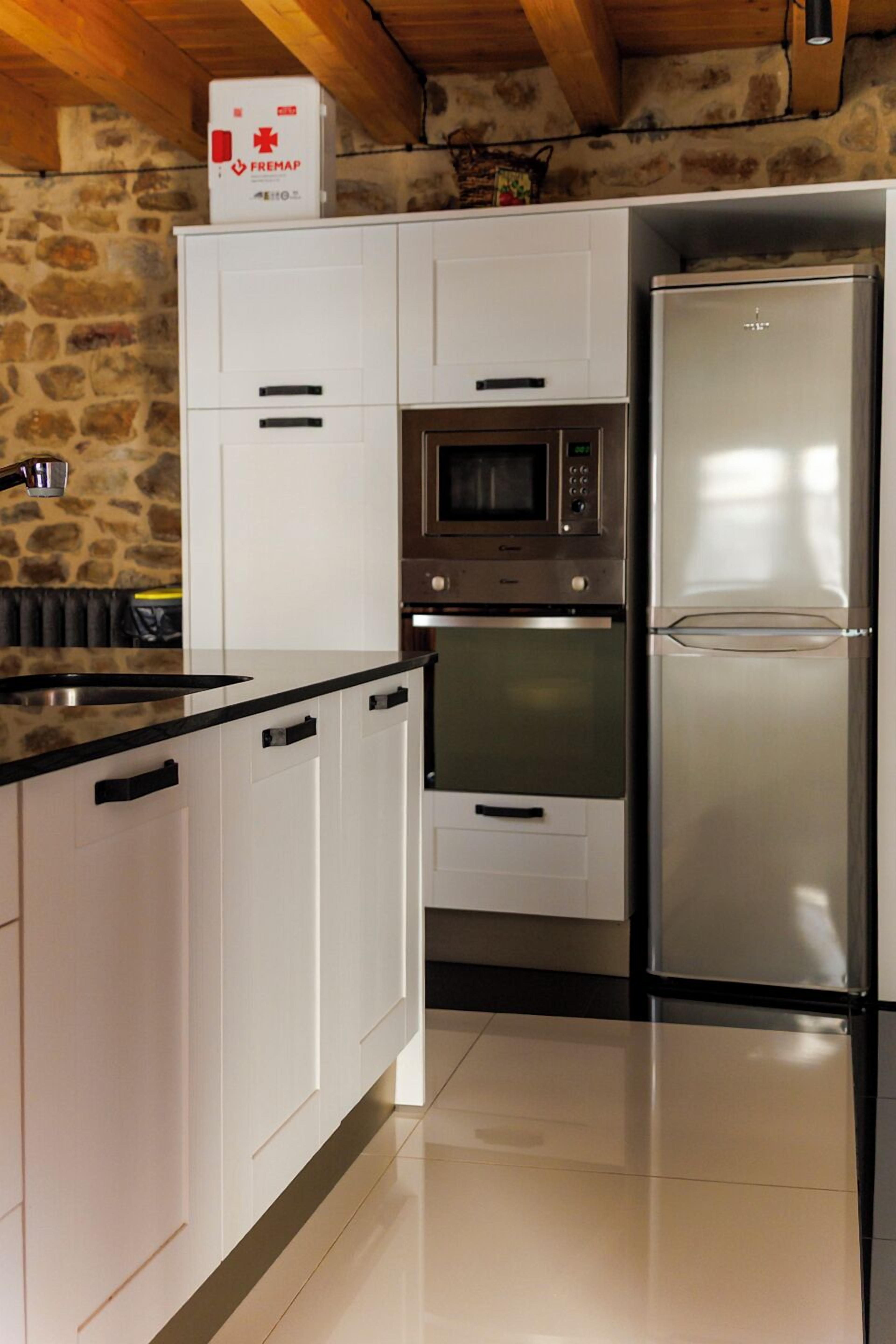 Full-size fridge, microwave, oven, stovetop