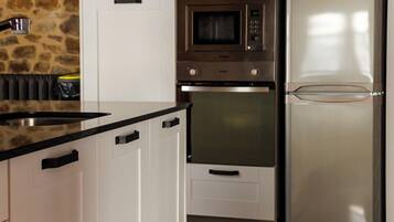Full-size fridge, microwave, oven, stovetop