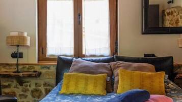 Een bureau, een laptopwerkplek, geluiddichte muren