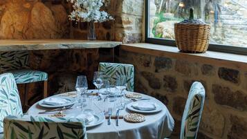 Breakfast, lunch and dinner served