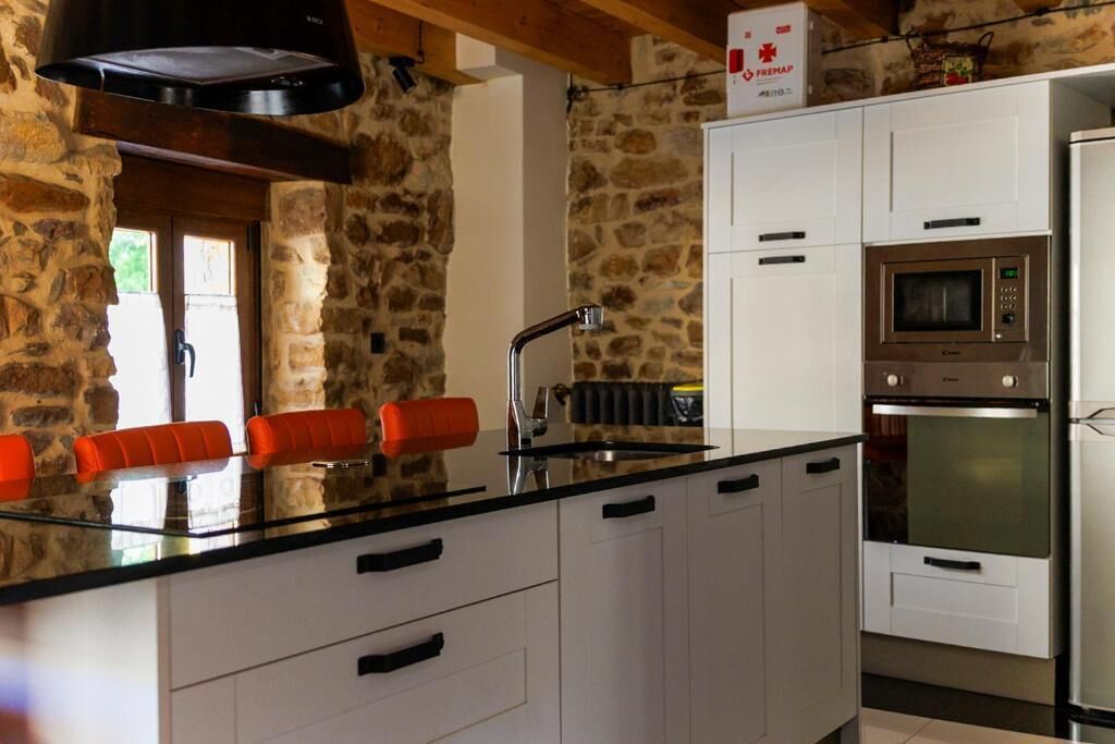 House, Balcony, Mountain View | Private kitchen | Full-sized fridge, microwave, oven, stovetop