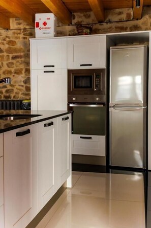 House, Balcony, Mountain View | Private kitchen | Full-size fridge, microwave, oven, stovetop - El Refugio II de Verdiago (Verdiago)