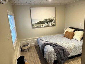3 bedrooms, iron/ironing board, Internet, bed sheets - Anchor’d in Hampton : Coastal Getaway Steps to Beach (Hampton)