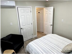 3 bedrooms, iron/ironing board, Internet, bed sheets - Anchor’d in Hampton : Coastal Getaway Steps to Beach (Hampton)