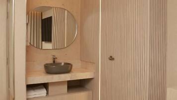 Habitación doble Deluxe, balcón | Baño | Regadera, regadera tipo lluvia, amenidades de baño gratuitas, toallas