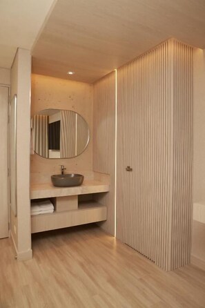Deluxe Double Room, Balcony | Bathroom | Shower, rainfall showerhead, free toiletries, towels