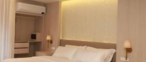 In-room safe, blackout drapes, free WiFi