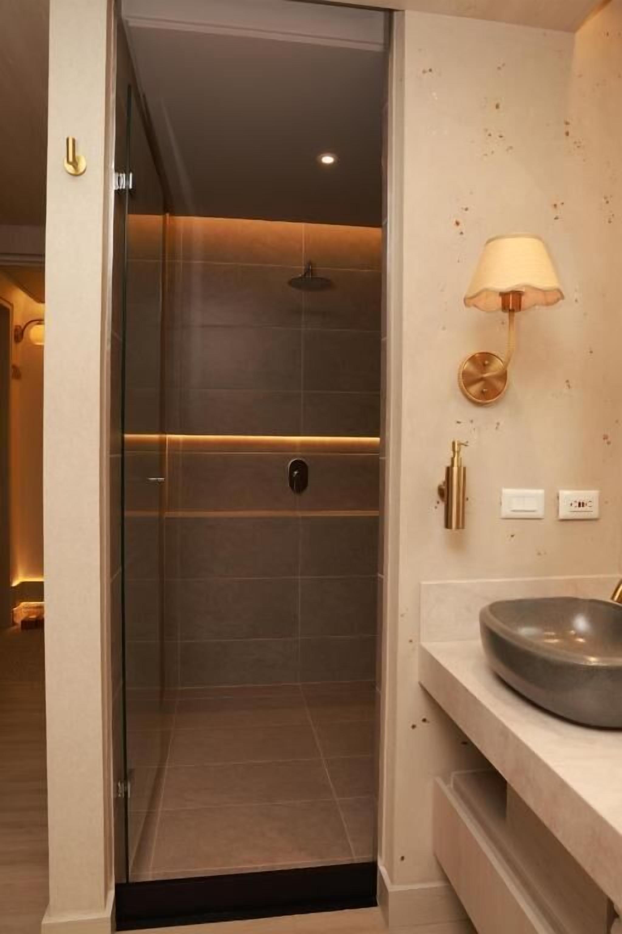 Suite Deluxe | Salle de bain | Douche, douche à « effet pluie », articles de toilette gratuits