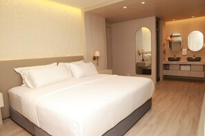 Deluxe Suite | In-room safe, blackout drapes, free WiFi