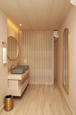 Family Room | Bathroom - VPV SUITES & CASINO (Medellín)