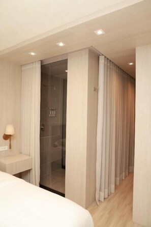 Deluxe Suite | Bathroom | Shower, rainfall showerhead, free toiletries, towels