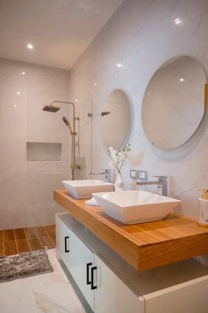 Shower, hair dryer, bidet, towels - 3 bedrooms & 4.5 bathrooms hilltop penthouse with ocean view & private pool (Las Terrenas)