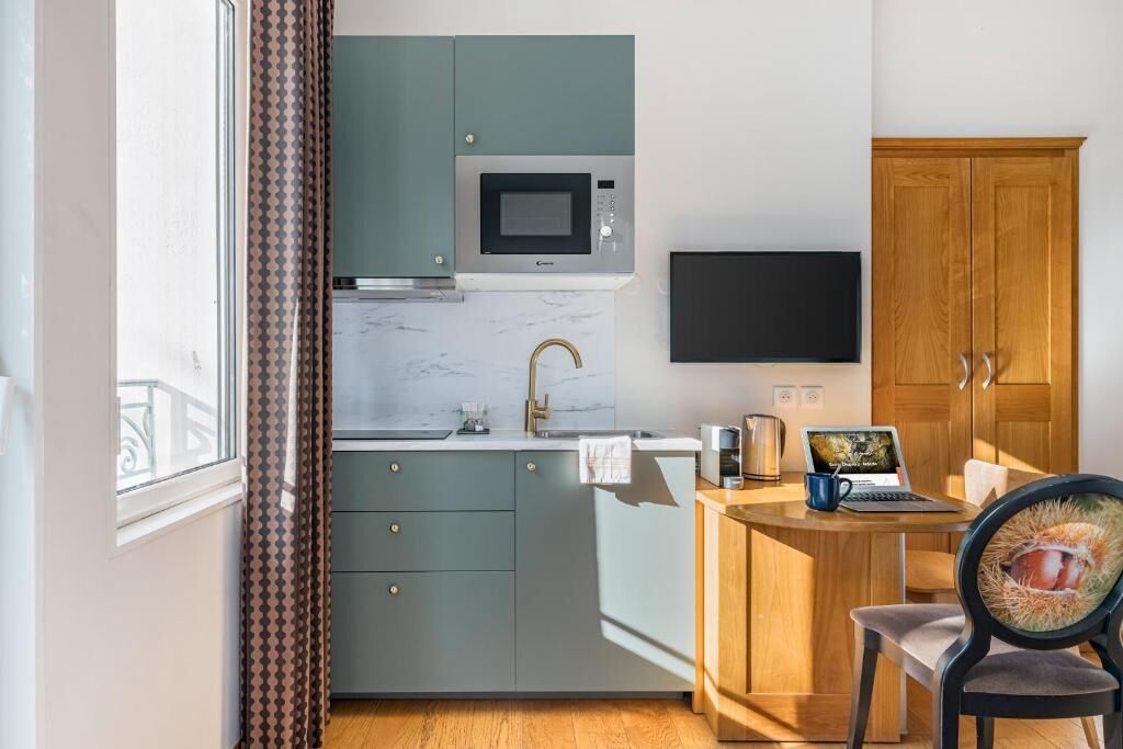 Tweepersoonskamer, balkon, uitzicht op tuin | Privékeuken | Een espressoapparaat, een koffiezetapparaat/waterkoker, een waterkoker