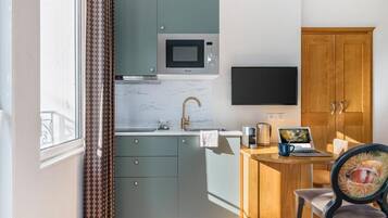 Tweepersoonskamer, balkon, uitzicht op tuin | Privékeuken | Een espressoapparaat, een koffiezetapparaat/waterkoker, een waterkoker