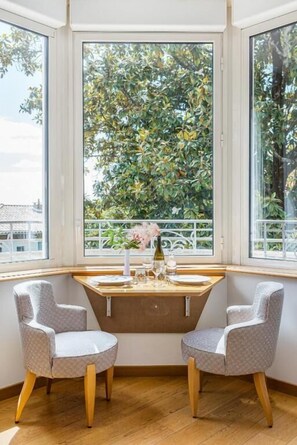 Habitación doble Deluxe, balcón, vista al jardín | Interior