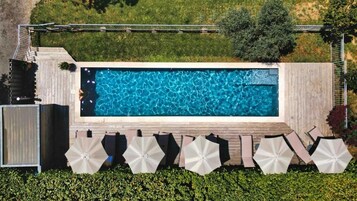Una piscina al aire libre de temporada