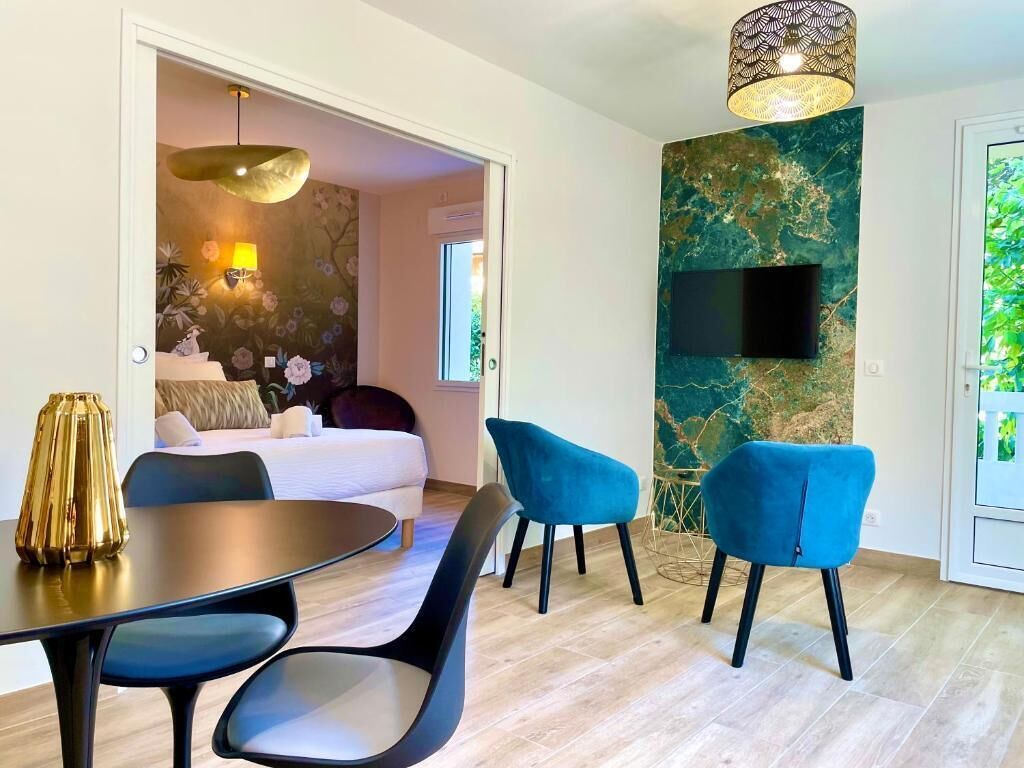 Signature Suite, Balcony | Dining