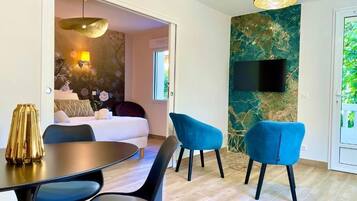 Signature Suite, Balcony | Dining