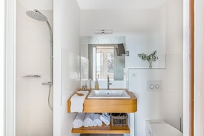 Chambre Double, balcon, vue jardin | Salle de bain
