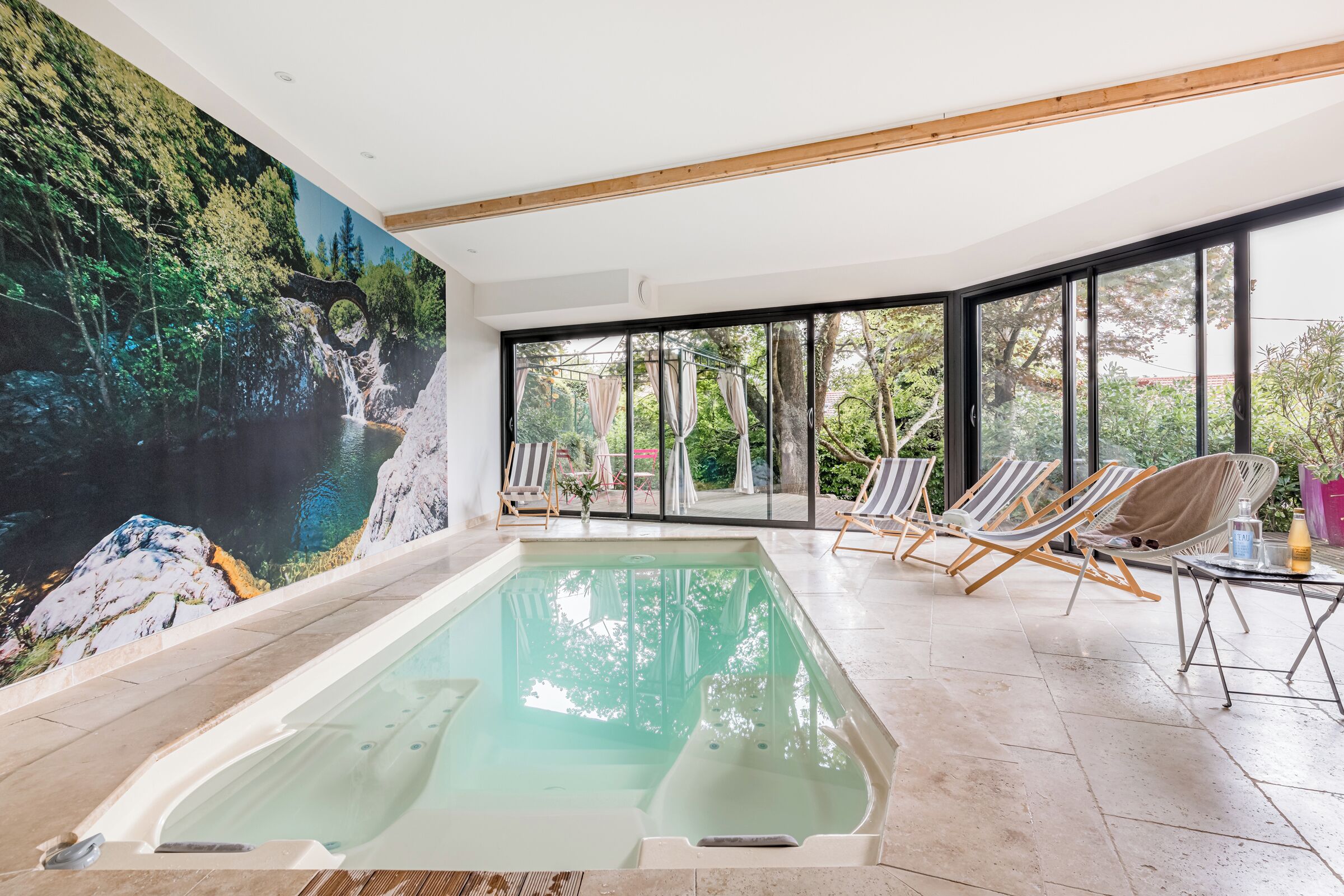 Un sauna, una bañera de hidromasaje, masajes